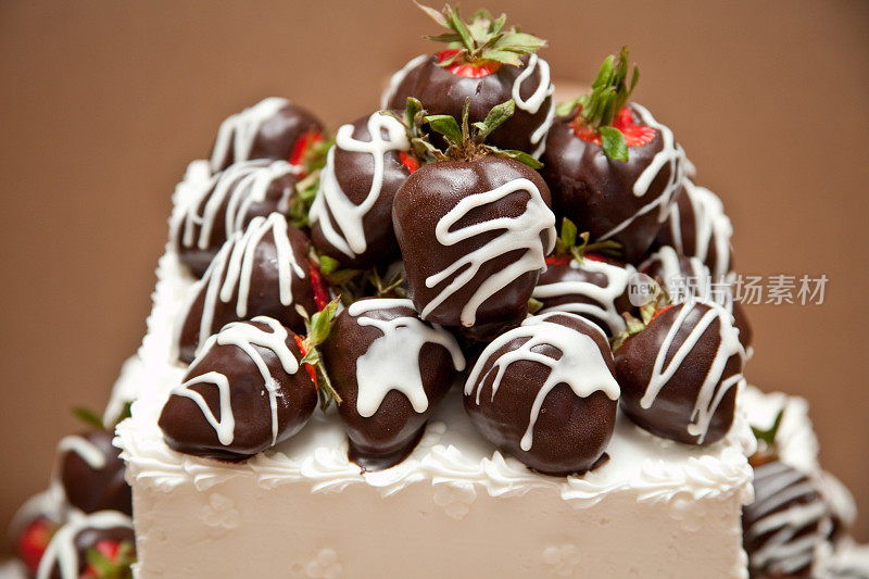 黑巧克力草莓与白色毛毛雨浇头婚礼蛋糕