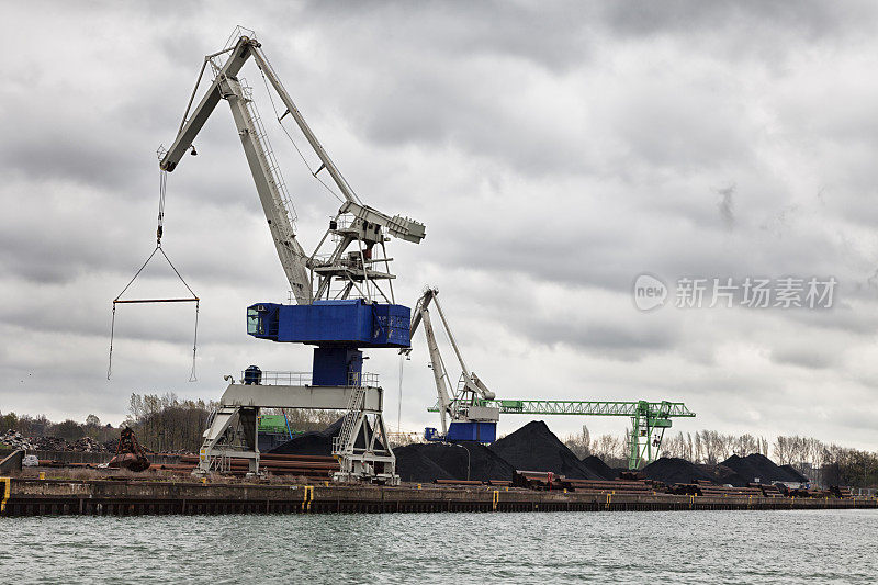 煤和起重机在港口