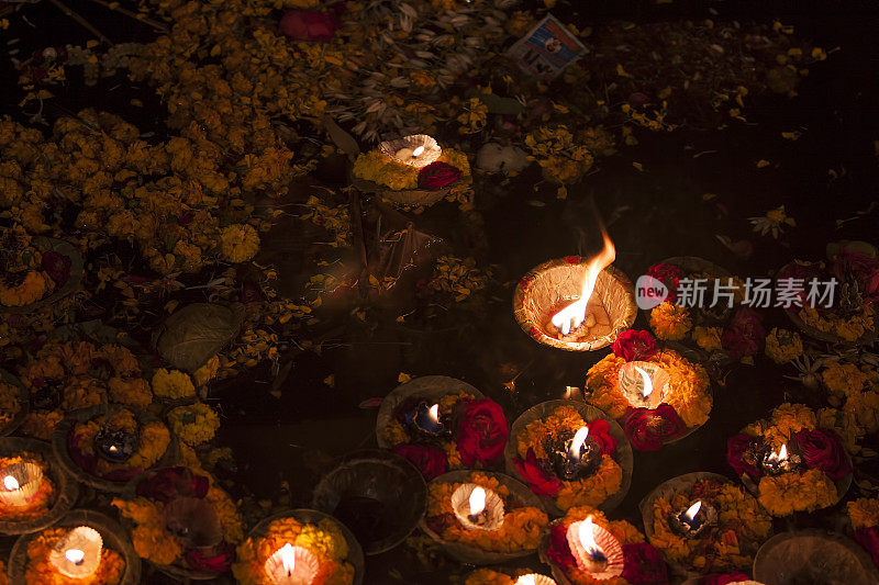 印度瓦拉纳西，恒河上的宗教祭品和油灯