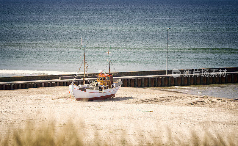 海滩上的一艘丹麦渔船