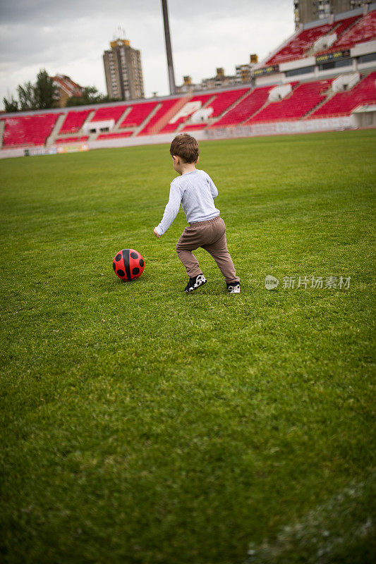 快的小足球运动员