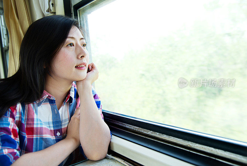 从火车窗口望出去的漂亮女人