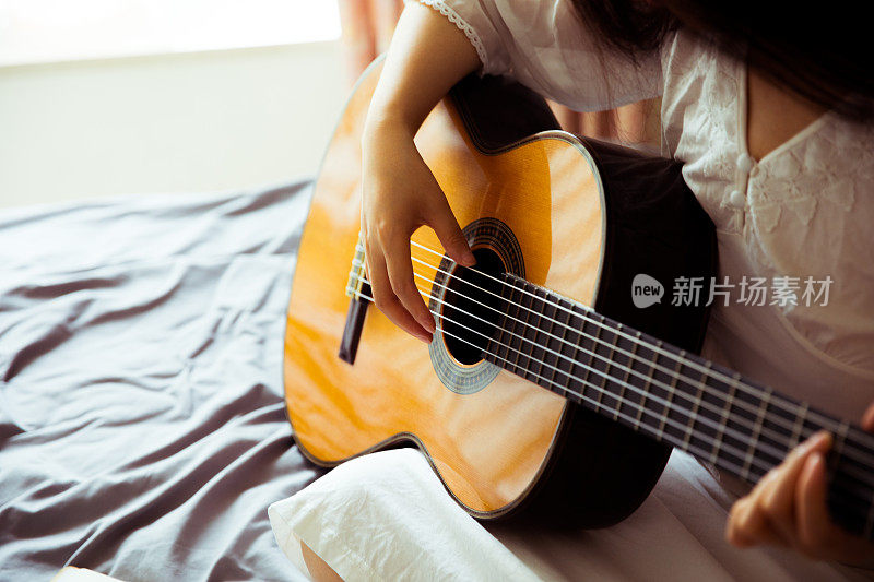 在床上弹吉他