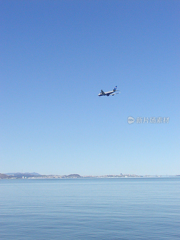 经过旧金山湾的商业航空公司