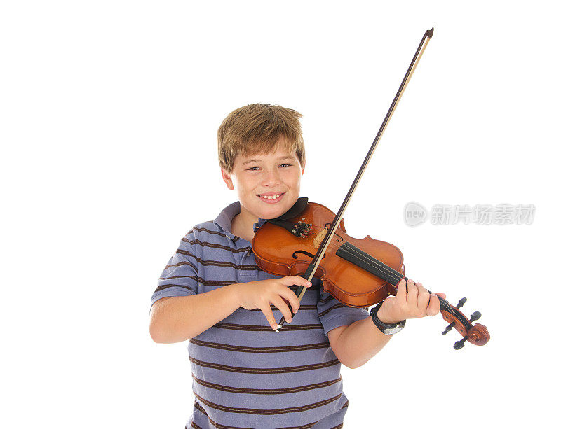 11岁的男孩微笑着拉小提琴