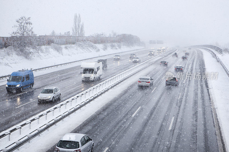 德国高速公路上下大雪