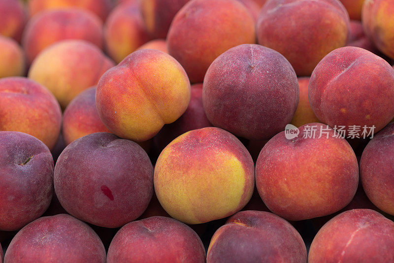 市场上的桃子水果