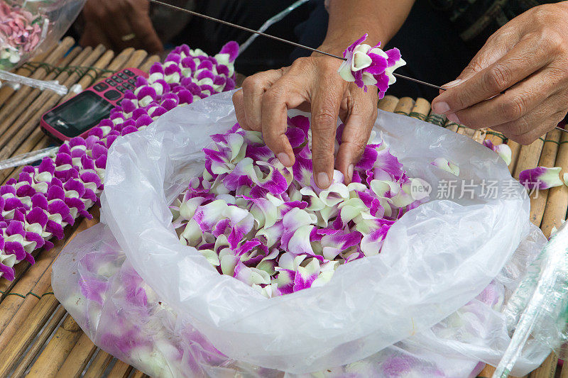 在曼谷花卉市场制作花环