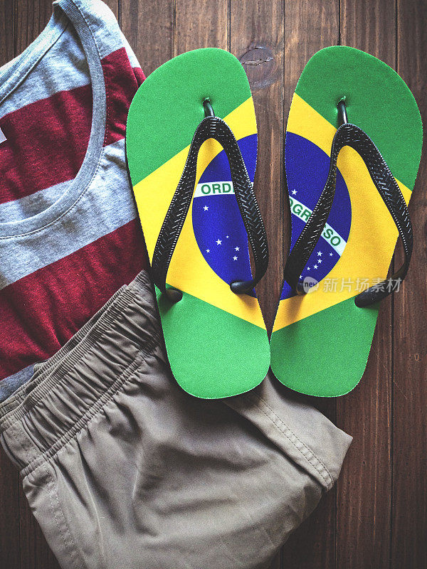 夏季巴西人字拖与t恤木板