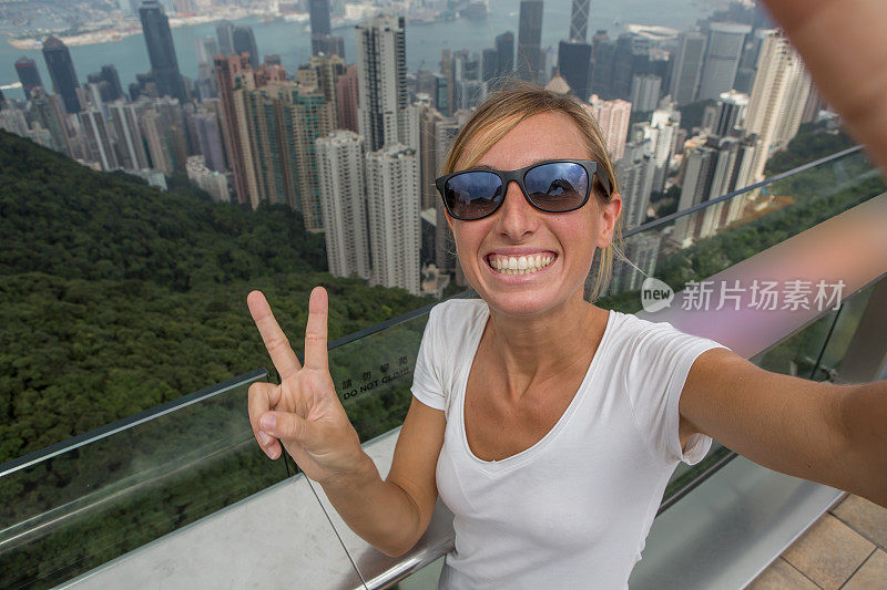 白种人年轻女子与香港天际线自拍