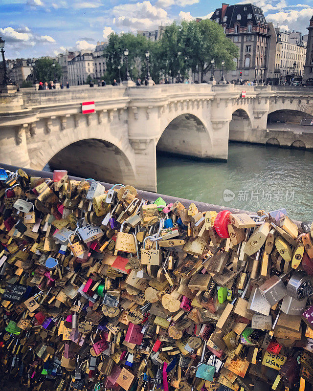 爱情锁在巴黎桥上，法国