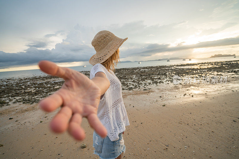 跟我来，日落时分的海滩上的女孩