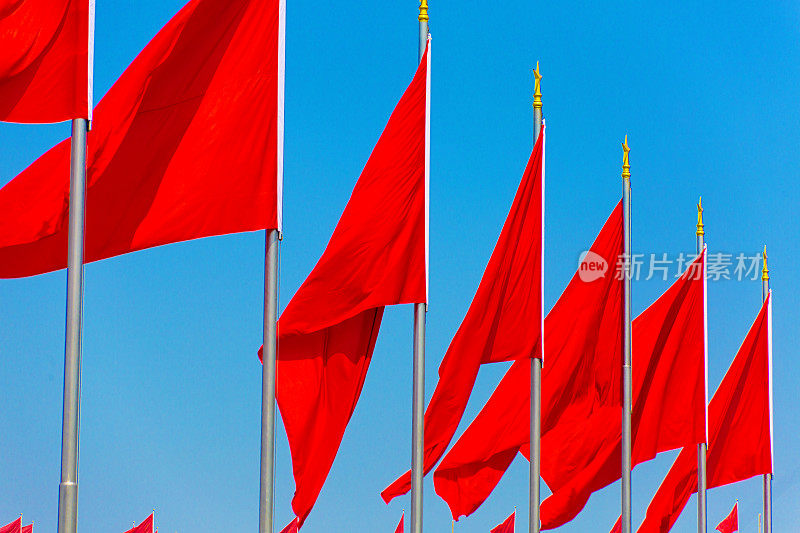 中国北京天安门广场上一排排的中国红旗