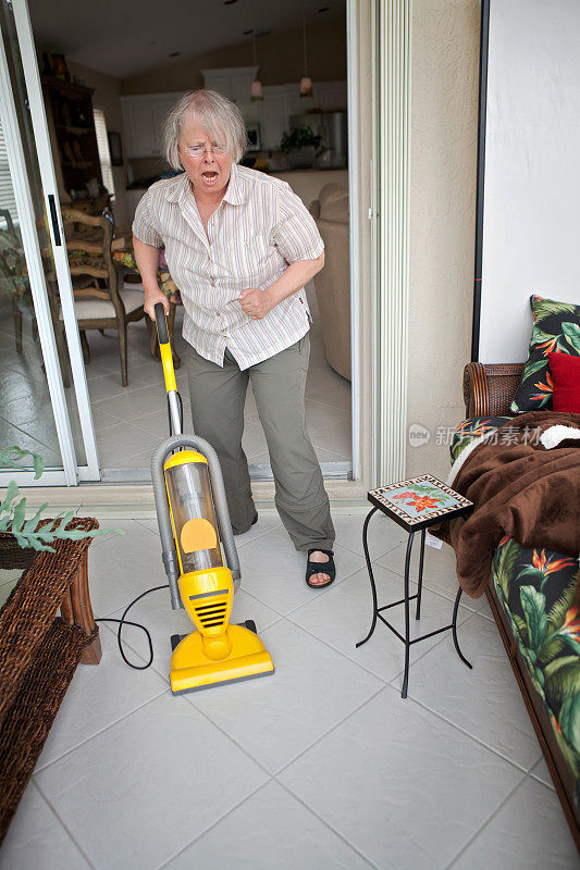 老年妇女:老年妇女扫地