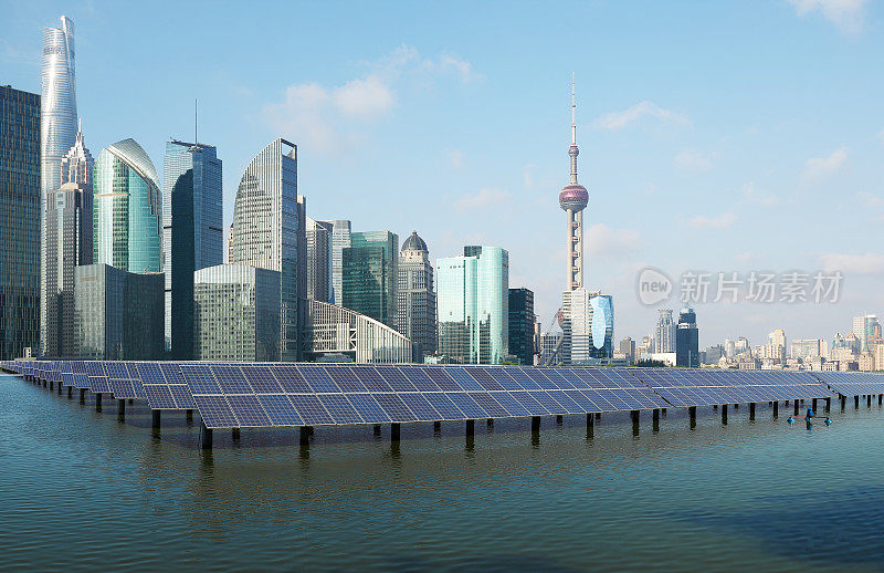 生态环保绿色能源可持续发展的太阳能发电厂与上海天际线
