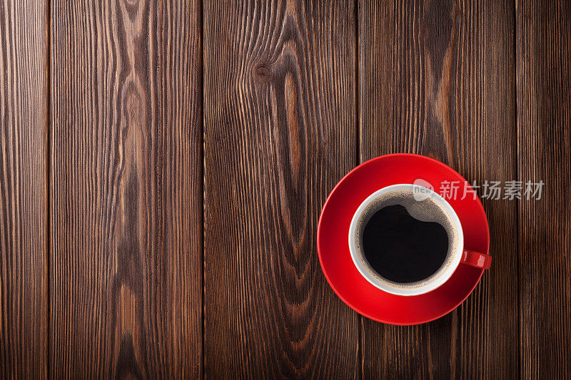 咖啡杯放在木桌的背景上