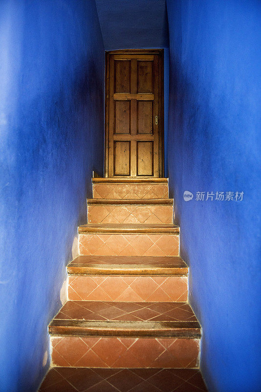 巴塞罗那奎尔公园的房子楼梯和木门