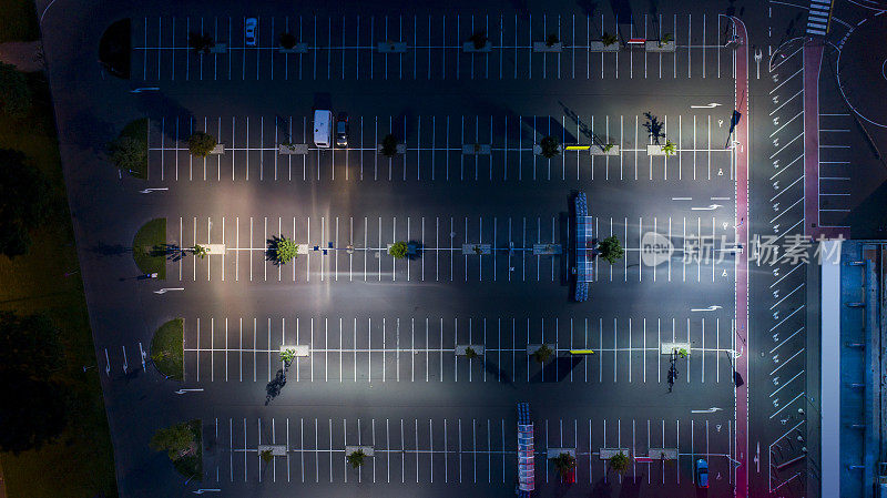 夜间鸟瞰图照明大型停车场