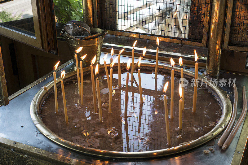 希腊赞提波尔图拉各斯帕纳基亚潘塔纳萨圣母修道院燃烧的蜡烛