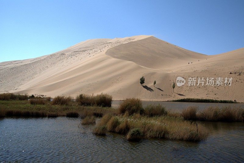 中国内蒙古巴丹吉林沙漠，巴丹吉林湖