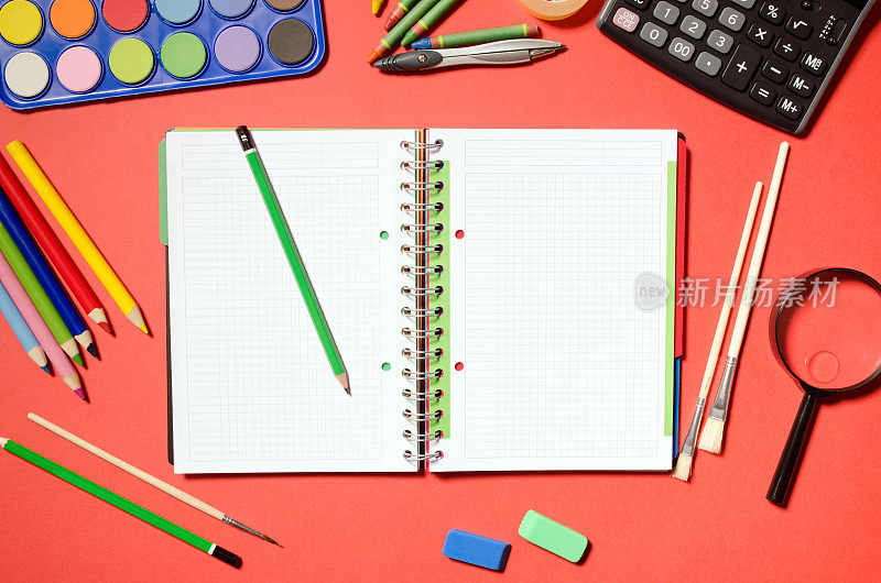 空白记事本与学校和办公室文具，红色背景