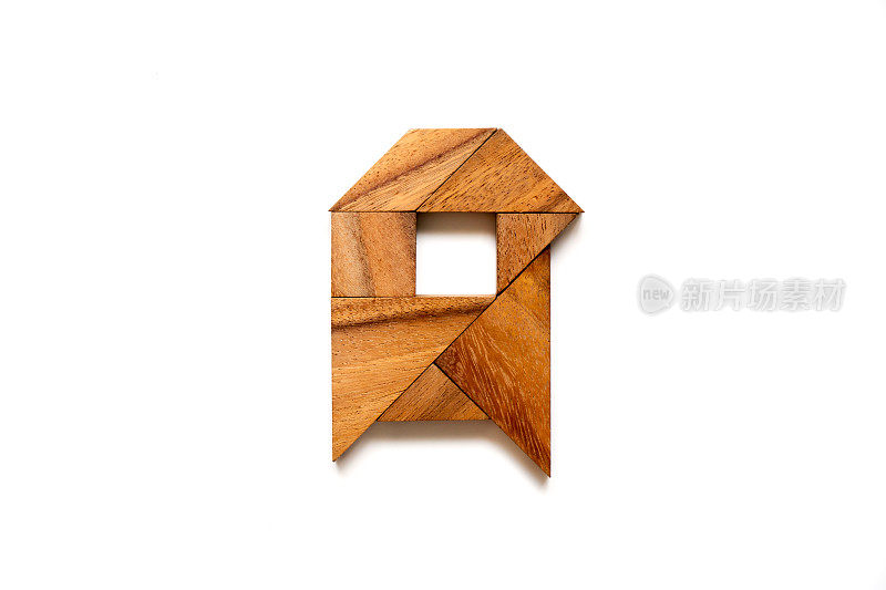 木制七字谜作为英语字母'A'形状的白色背景