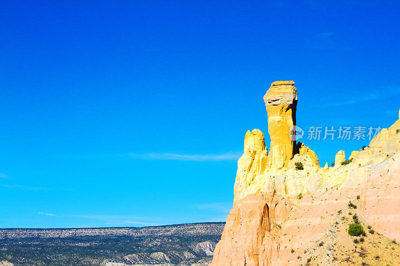 烟囱岩，幽灵牧场，NM;蓝色的天空背景