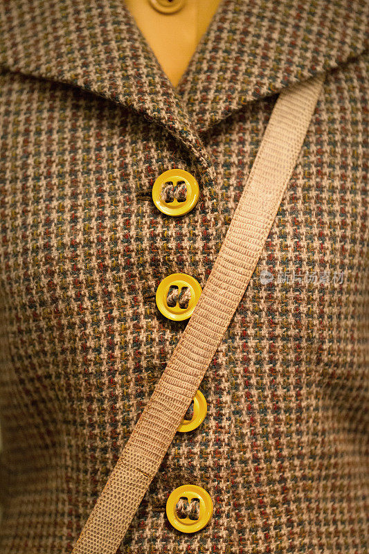 受20世纪60年代的启发，带有黄色大纽扣的粗花呢夹克