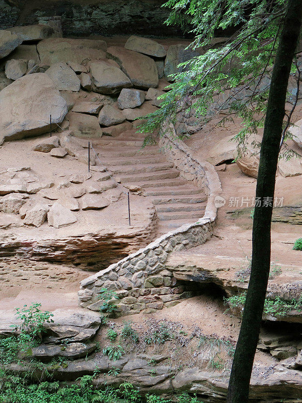 俄亥俄州霍金山州立公园的老人洞穴峡谷楼梯