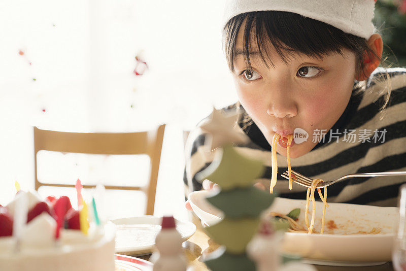 妈妈和女儿喜欢吃圣诞食品