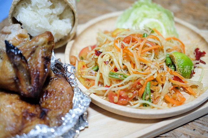 烤鸡、香辣木瓜沙拉配糯米(泰式食物)