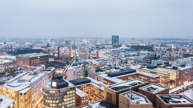 柏林，德国，晚上被雪覆盖的屋顶鸟瞰图