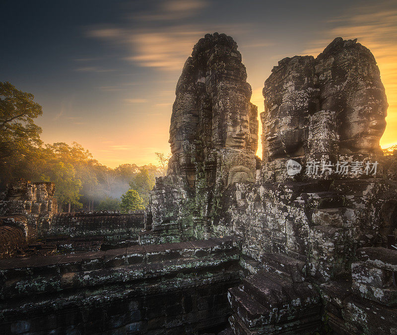 柬埔寨暹粒，古寺庙巴戎吴哥的日出与石头面