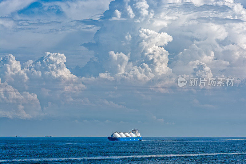 LNG船正经过新加坡海峡。