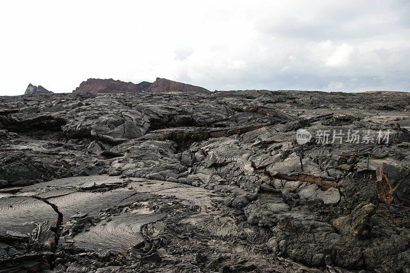 古老凝固的熔岩覆盖了这座火山岛的每一寸土地