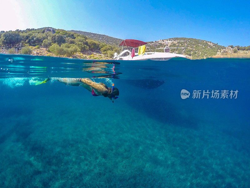 Göbün湾在Göcek。漂浮在海底的女士。