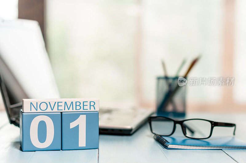 11月1日。月的第一天，日历上的教师工作背景。秋天的时间。文本空白