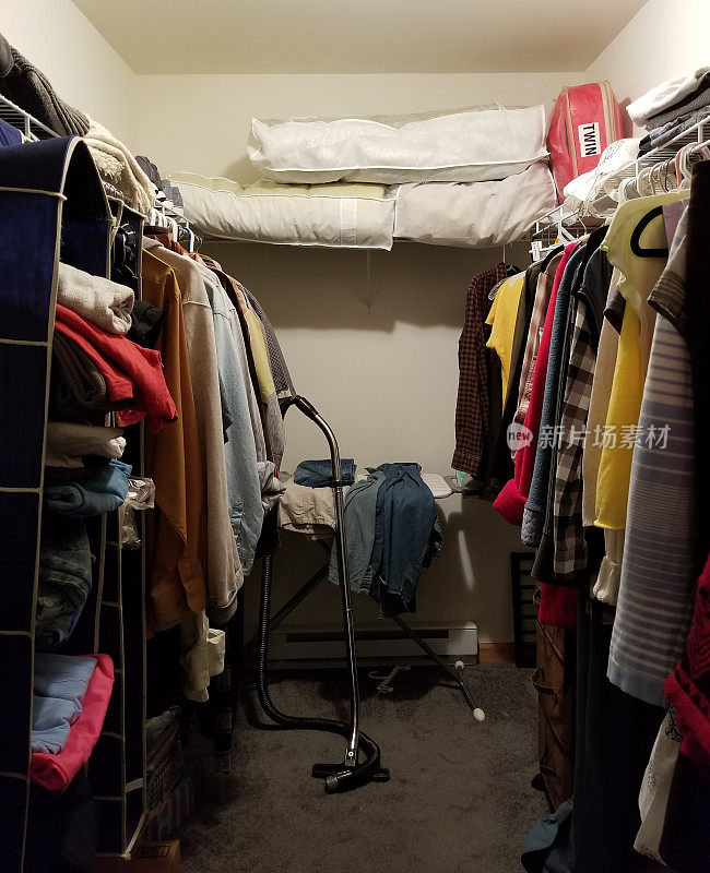 封闭的空间。衣服放在衣架上，架子上，衣柜里的整理器里。