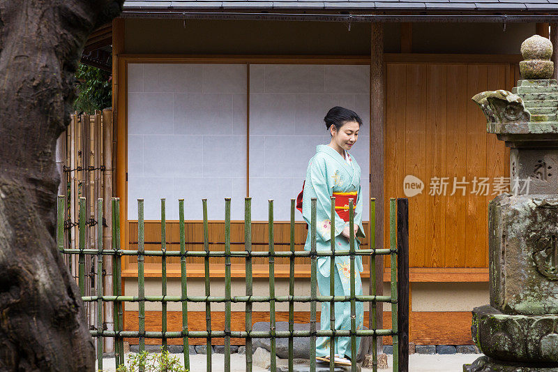 走过百库曼本千寺的和服女士