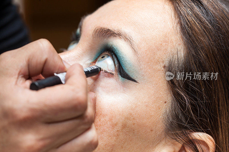 化妆师勾勒白种女人的眼睛