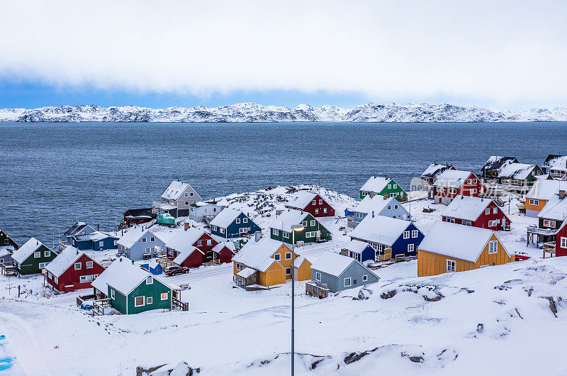 格陵兰岛北极首都努克郊区的峡湾，岩石和雪中点缀着色彩缤纷的因纽特人房屋