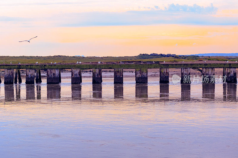 英国索斯沃尔德的布莱斯河和邓尼奇河交汇处的紫色日落