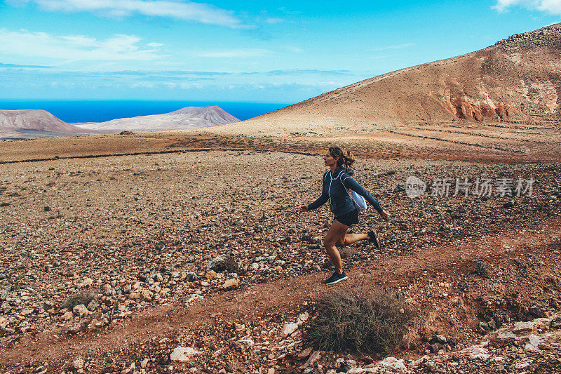 年轻女子在火山上奔跑