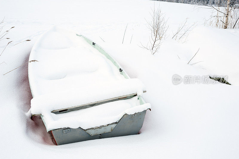 冰雪覆盖划艇