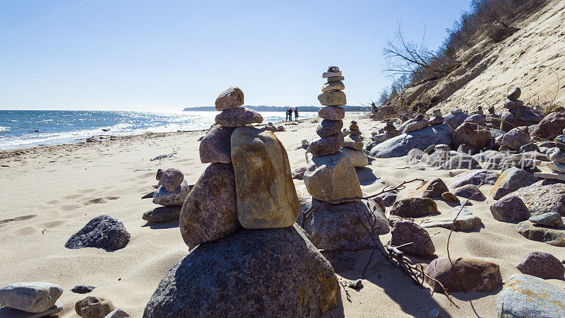 海滩上金字塔状的卵石-粘岩-平衡的岩石