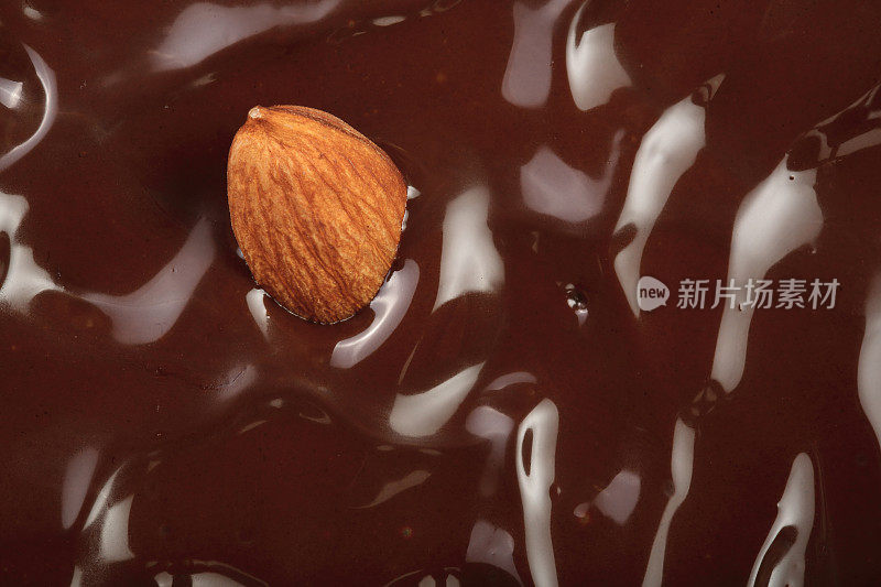 融化的巧克力漩涡作为背景特写
