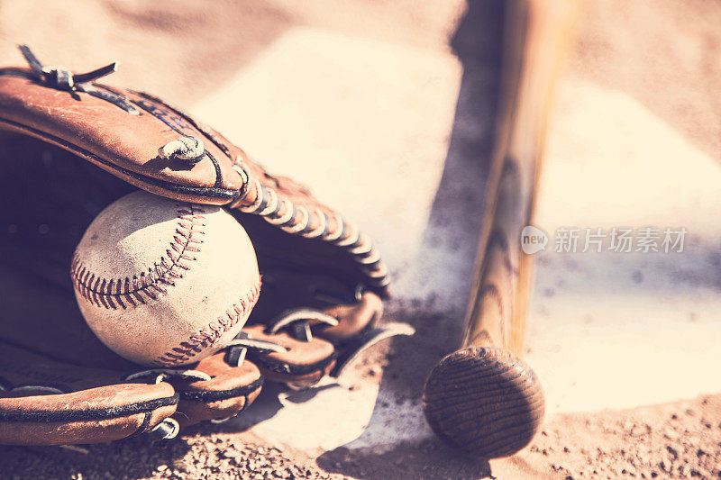 棒球赛季到了。球棒、手套和本垒板。