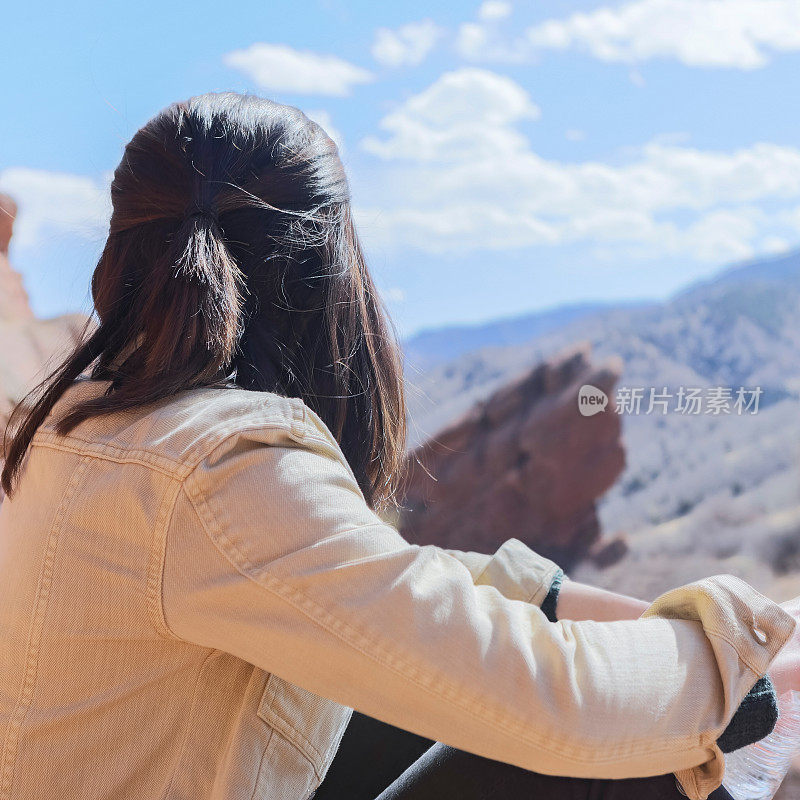 一个面目全非的女人坐着欣赏风景