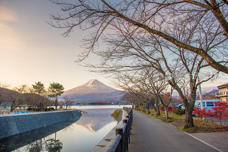 富士山川口湖的皮划艇