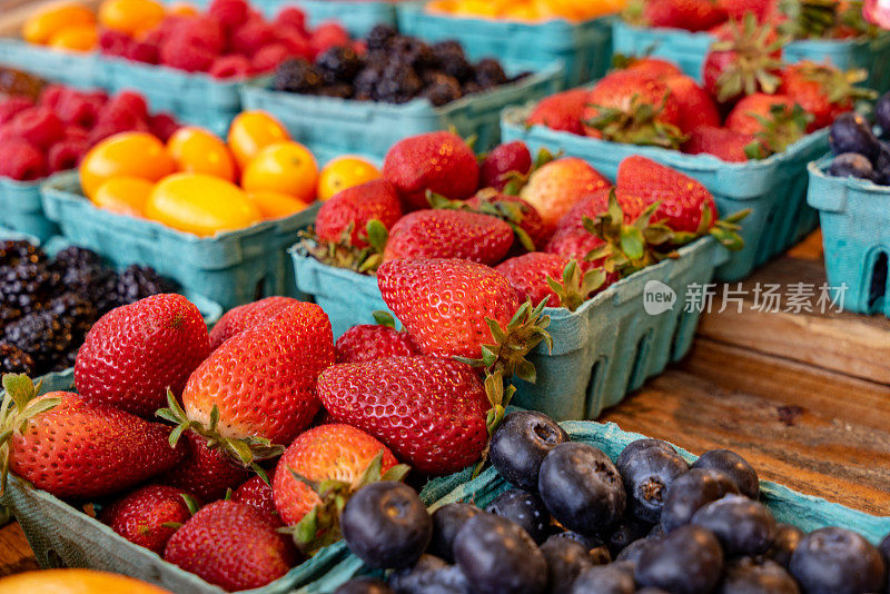 草莓在农贸市场出售